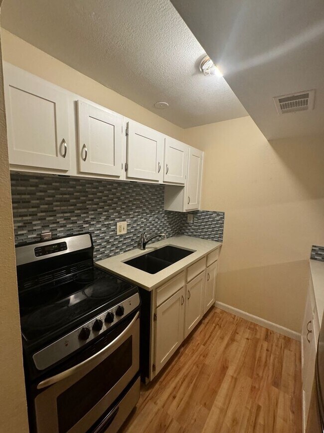 Building Photo - 3000 Broadway