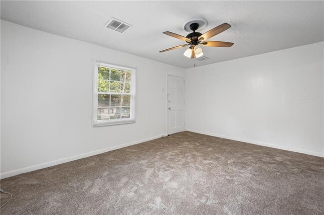 Building Photo - 305 Banberry Dr SE