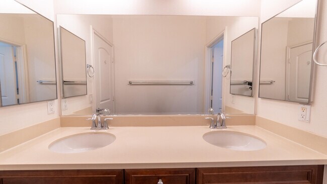 Building Photo - 570 Calle Vibrante