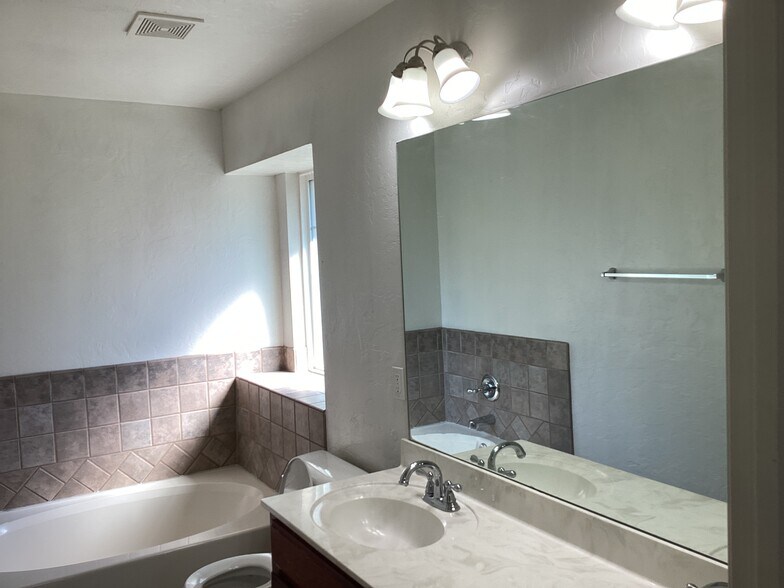 Building Photo - 4129 Queens Dr