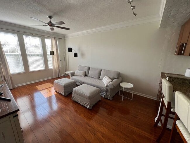 Building Photo - 1BR Condo w/ Lake View + Covered Parking in Town Center