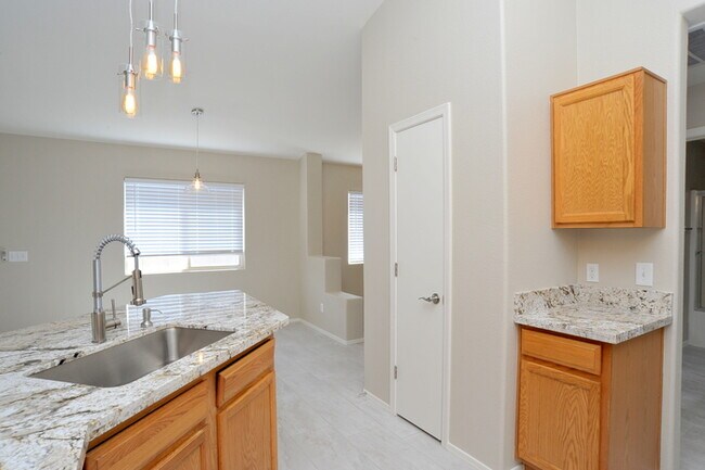 Building Photo - All tile 4 bedroom home in Oro Valley!