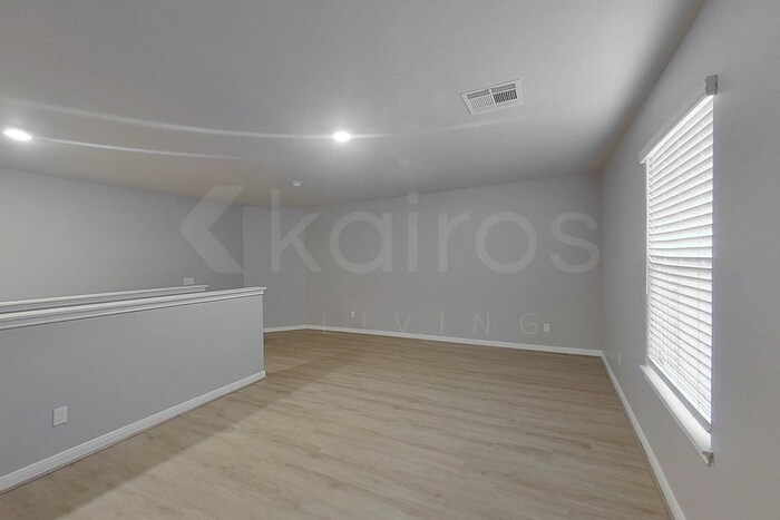 Building Photo - 721 St James Pl