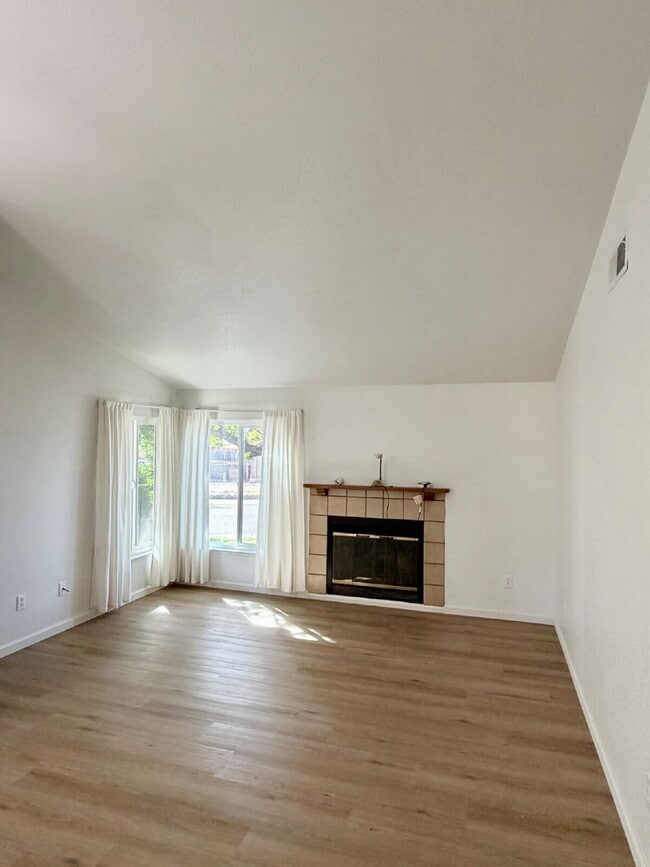 Building Photo - 3 bed 2 bath home vaulted ceilings close to hwy 80
