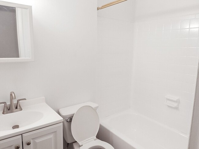 Building Photo - Spacious And Renovated 3 Bed 2 Bath Interi...