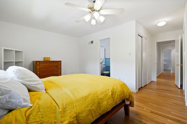 Building Photo - Spacious Split Level on Sundale Stone's Th...