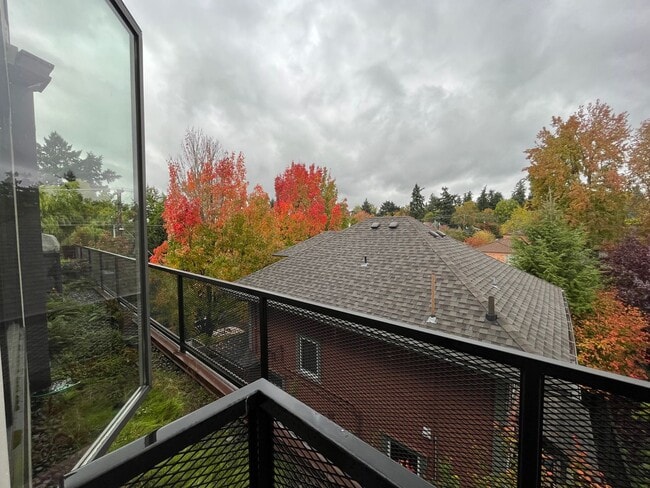 Building Photo - 2 Bed + 2 Bath Condo in the Belmont District Portland ~ Secured Garage Parking, Washer & Dryer in...