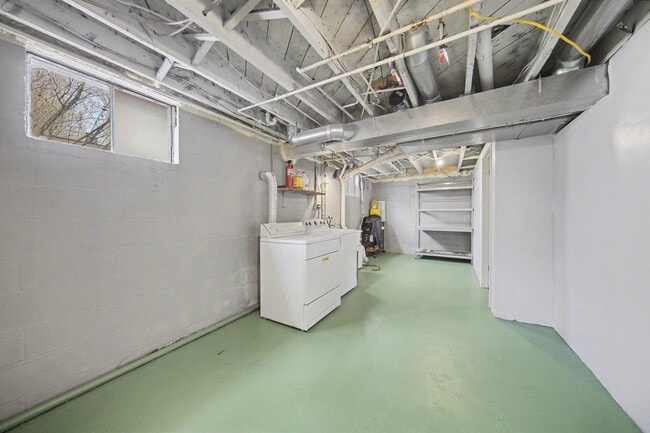 Building Photo - 808 E Cross St