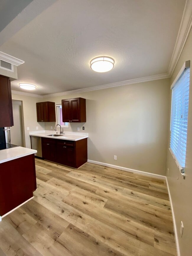 Building Photo - Gorgeous Top Floor Condo Located in Walnut Creek with Inside Laundry and Close to BART is Availab...