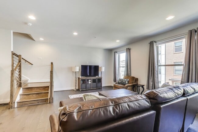 Building Photo - Stunning Contemporary Townhome - 4 Bedroom...