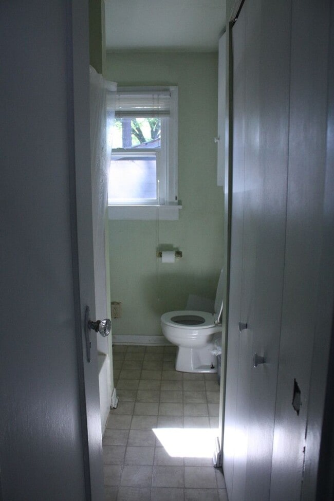 Building Photo - Darling 2 bedroom between Manette & Illahee