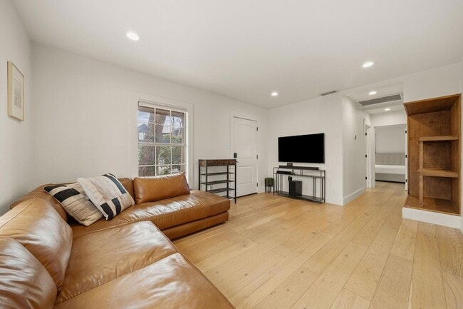 Building Photo - 912 Mansell Ave