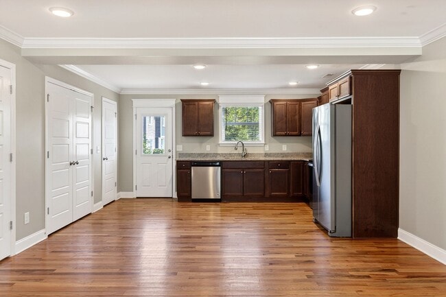 Building Photo - Luxury Size Townhome