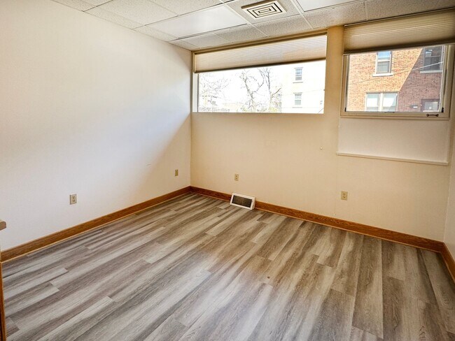 Building Photo - 1920 Monroe St