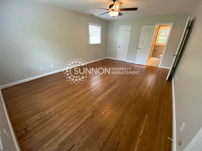 Building Photo - Charming 3 bed, 2.5 bath