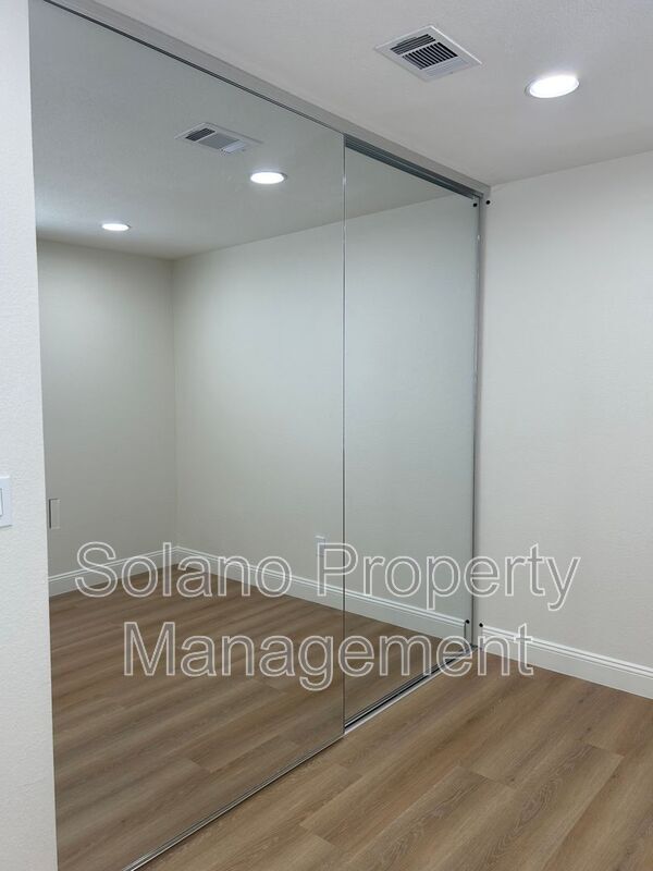 Building Photo - 2813 Vista Palomar