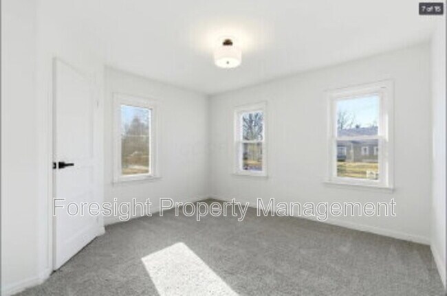Building Photo - 1582 Vendome Dr S