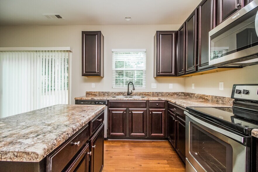 Building Photo - 4004 Alicia Ln
