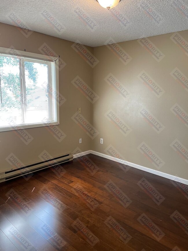 Building Photo - 3 bedroom, 1.5 bath townhome