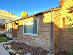 Building Photo - 2 bedroom in Prime Palisade Location