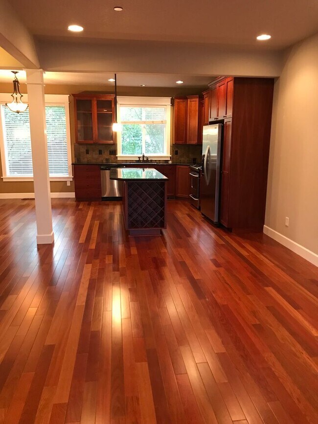 Building Photo - Happy Valley Townhome! 2Bed + Den/Office w/ 2.5 Bath ~ Garage, Washer/Dryer ~ Convenient to PDX A...