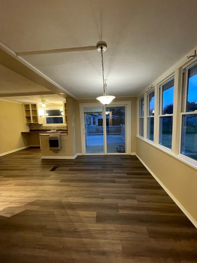 eat-in kitchen with lots of windows - 2310 Old Berwick Rd