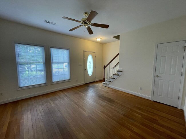 Building Photo - Colonial Style Townhouse