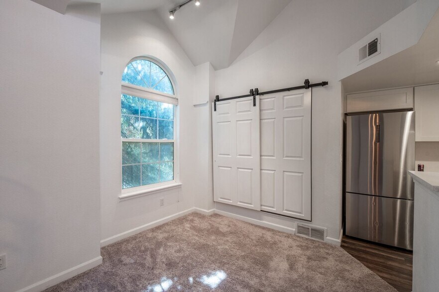 Building Photo - 4943 S Carson St