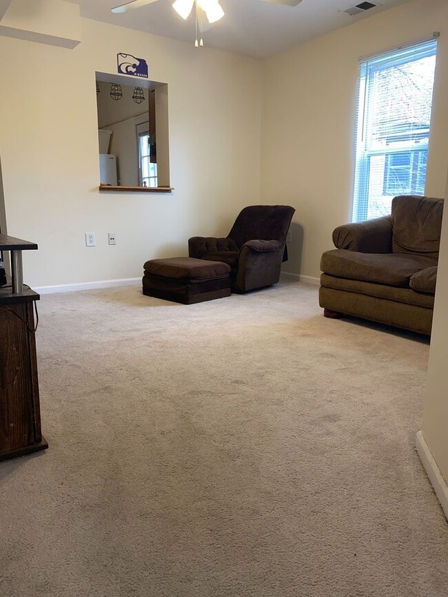 Building Photo - 4 Bedroom Duplex. Close to Campus and Down...