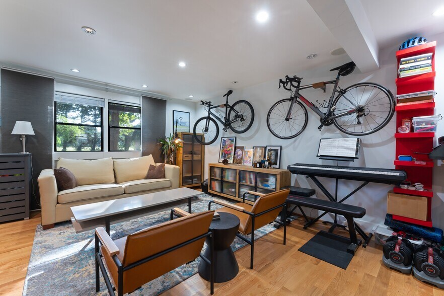 Building Photo - 929 St Marys St