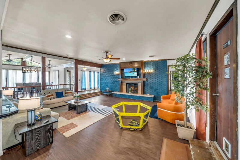 Primary Photo - 5111 Ashwood Dr