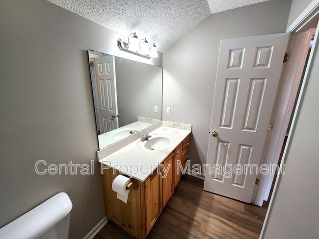 Building Photo - 303 Rexford Dr
