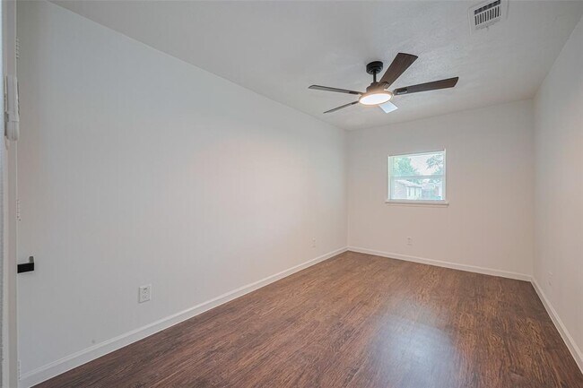 Building Photo - 2112 Walnut Ln