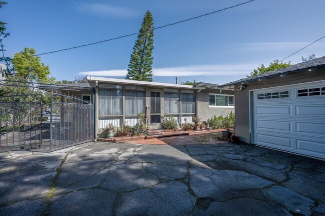 Building Photo - 832 Coolidge Dr