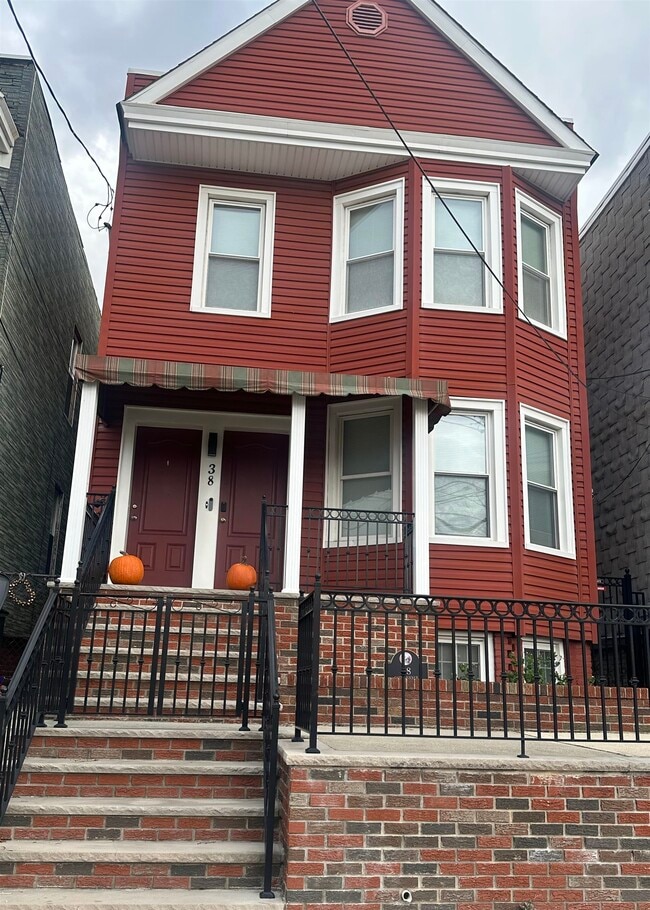 Primary Photo - 38 Gates Ave