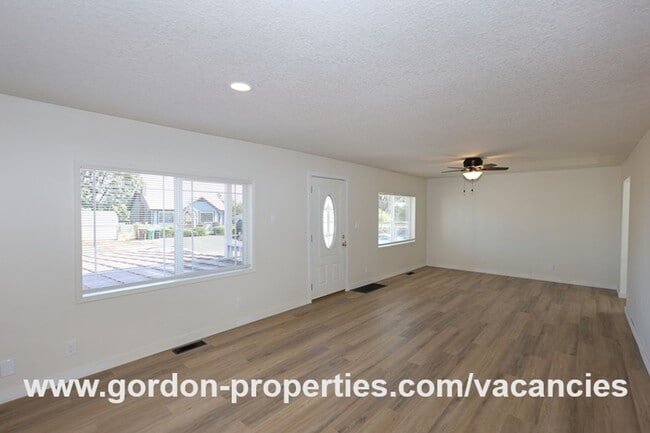 Building Photo - Saint Helens OR - upstairs flat 2 bedroom ...