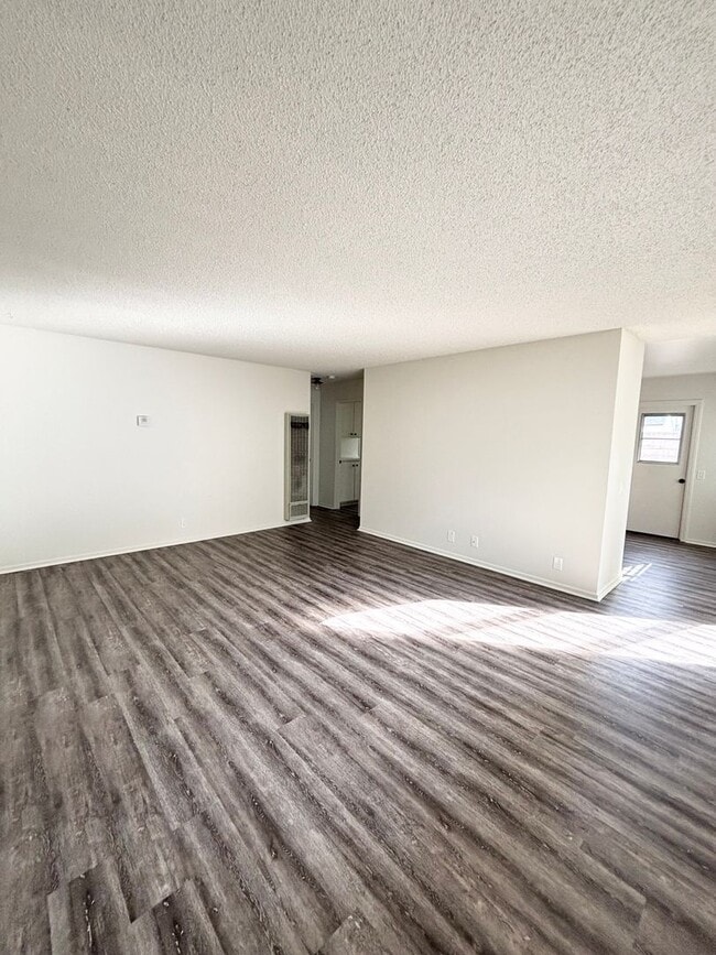 Building Photo - I412-420-P