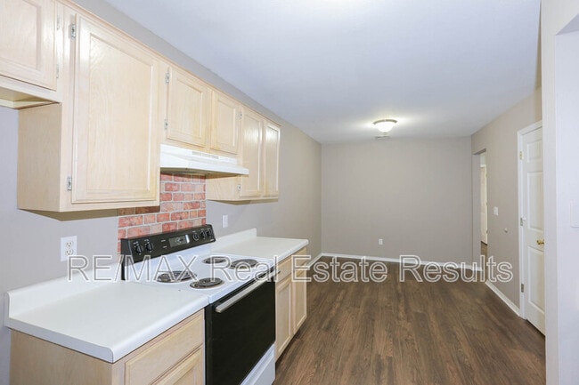 Building Photo - 2306 W Roselawn St