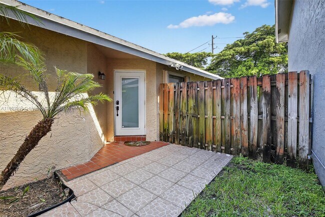 Building Photo - 581 Lakeside Cir