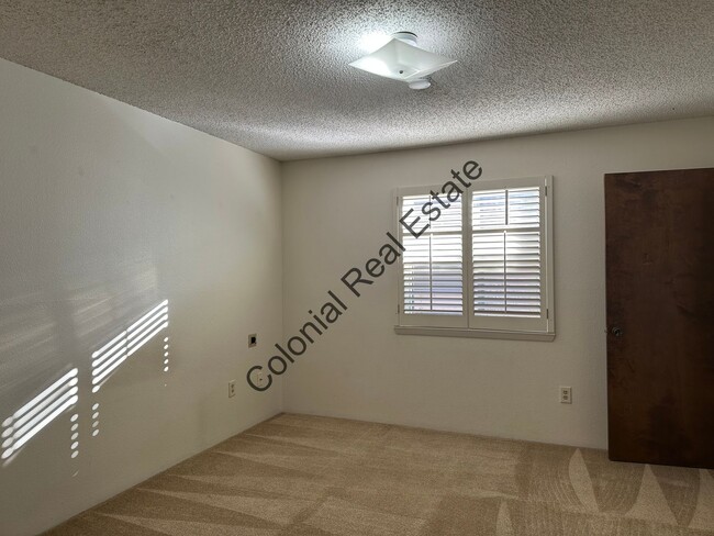 Building Photo - Spacious and Unique 2 Bedroom, 2 Bathroom Home with Wet Bar Area!