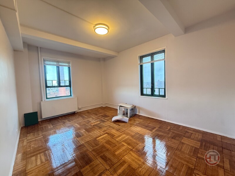 Building Photo - 1970 E Tremont Ave