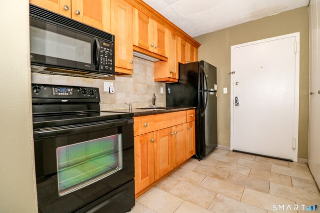 Building Photo - 120 Huntington Turnpike