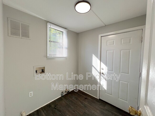 Building Photo - 1529 Newcastle St