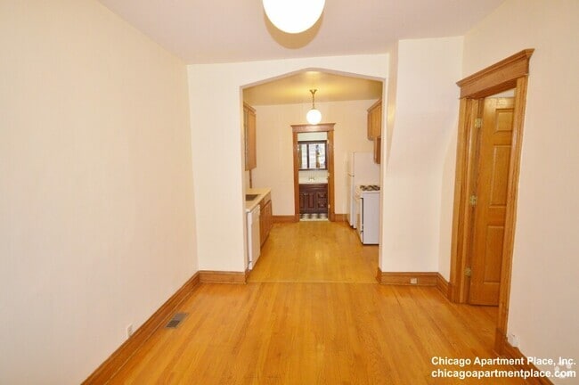 Building Photo - 638 W Drummond Pl