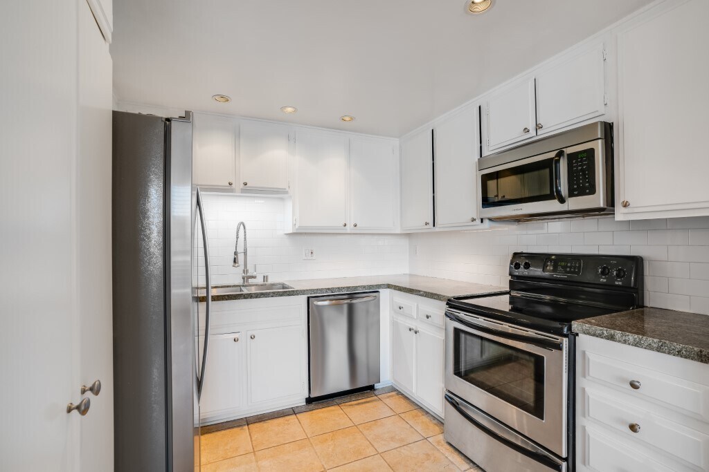 Building Photo - 321 S San Vicente Blvd