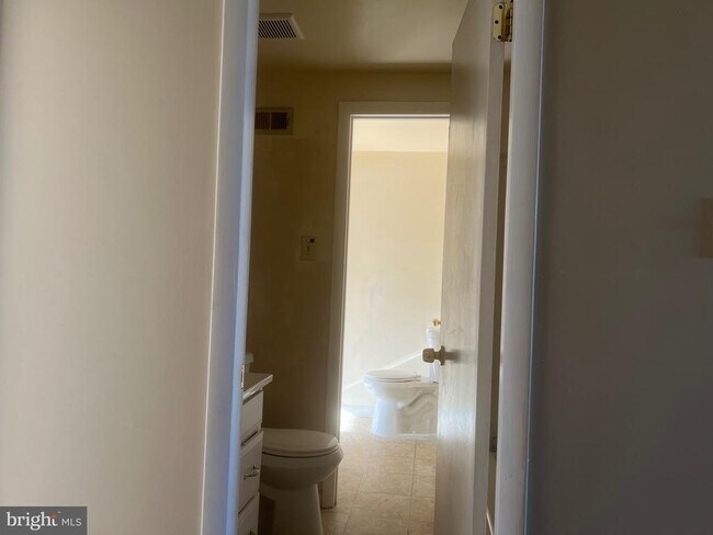 Building Photo - 16 N Pendleton Ct