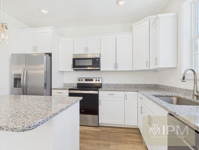 Building Photo - ½ OFF Your First Month’s Rent - Beautiful Townhome in Waynesboro!