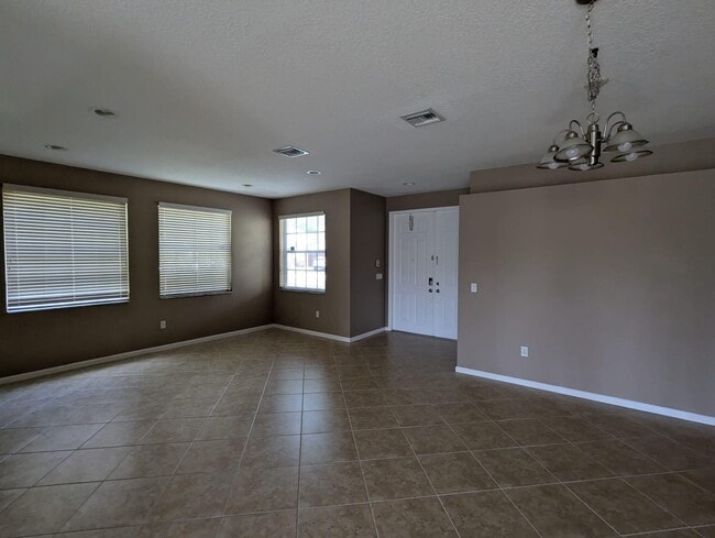Building Photo - 9015 Alexandra Cir