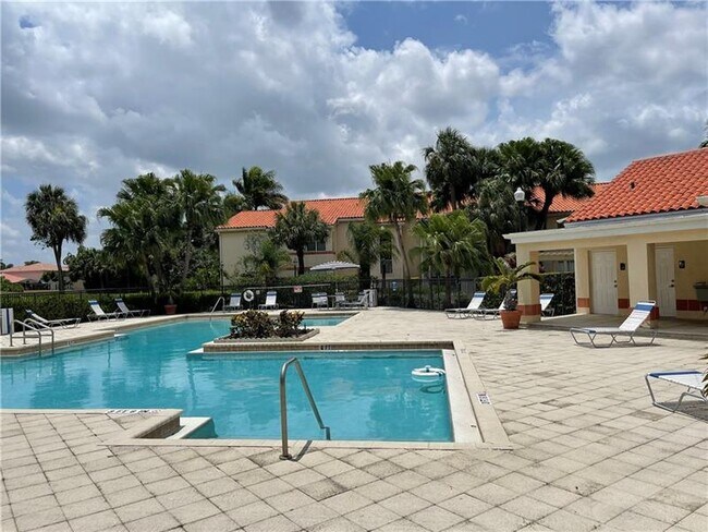 Building Photo - 3430 Pinewalk Dr N