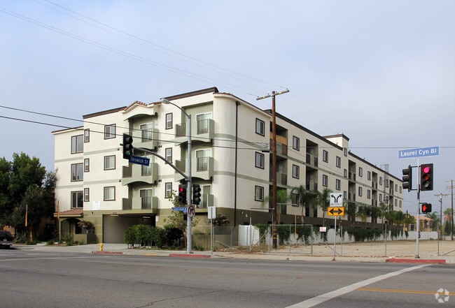 Building Photo - Laurel Courtyard Apartments